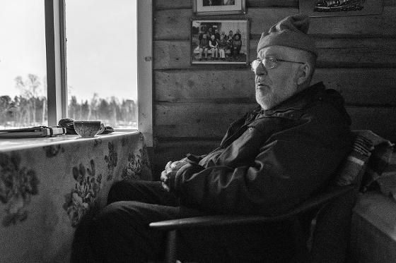 Gode minner: Odd Emanuelsen i Gammelstua der han vokste opp den gang det var Finland på den andre siden av elva.